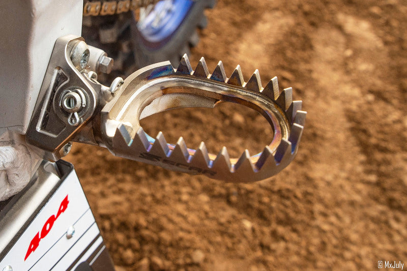 Yamaha Tenere 700 Rally Edition [SCAR] - self-cleaning titanium footrests