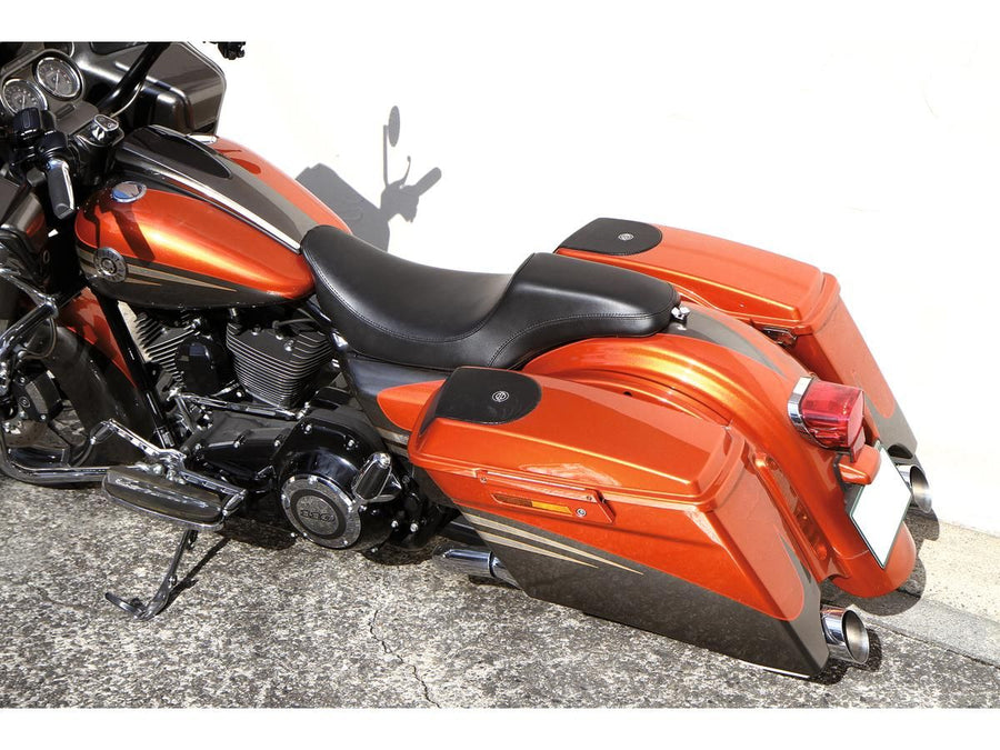Harley Davidson Touring [2009-2025]-Gunfighter smooth seat black synthetic leather
