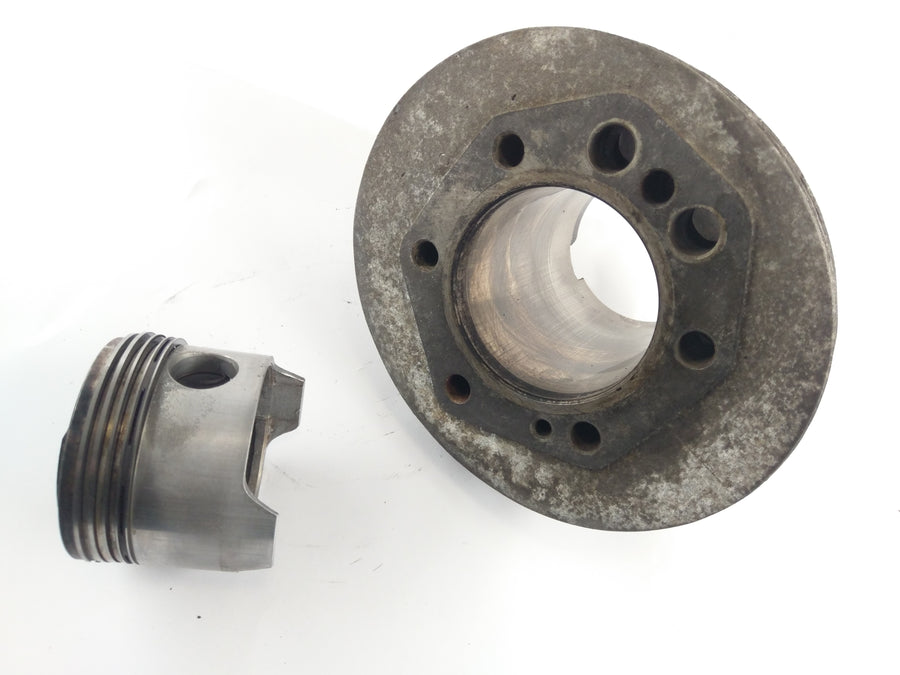 Moto Guzzi V7 Special [1970] - Cylinder with piston