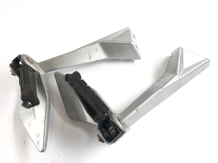 KTM Duke 125 [2011] - Passenger footrests with holder right and left