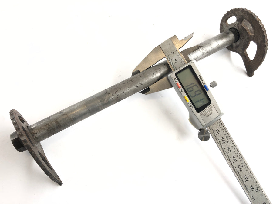 Suzuki DR 600 SN41A [1986] - Rear axle with chain tensioner