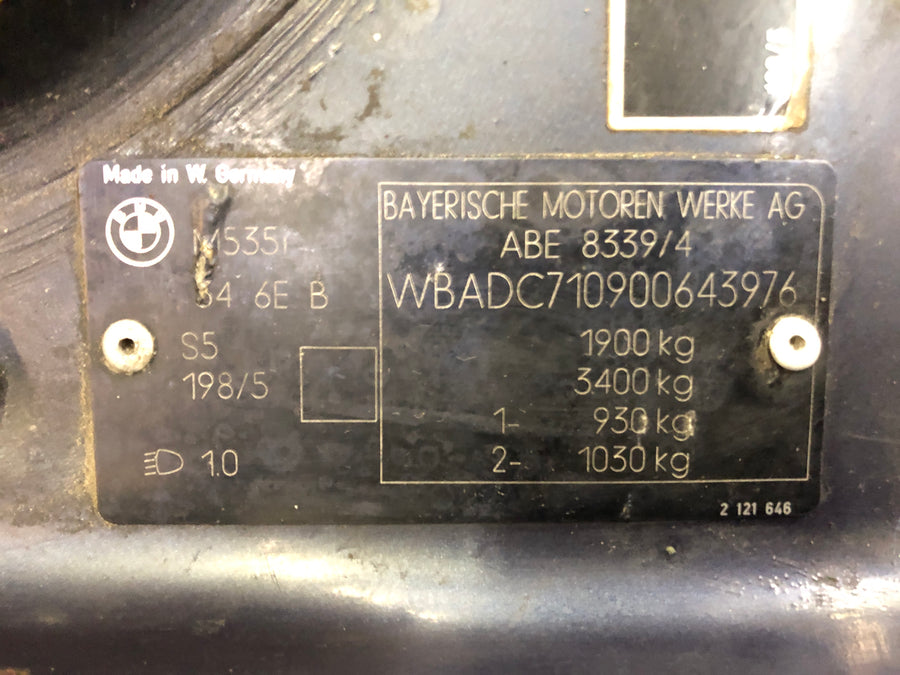 BMW M 535i E28 [1986] - Wheelhouse with chassis number and papers body
