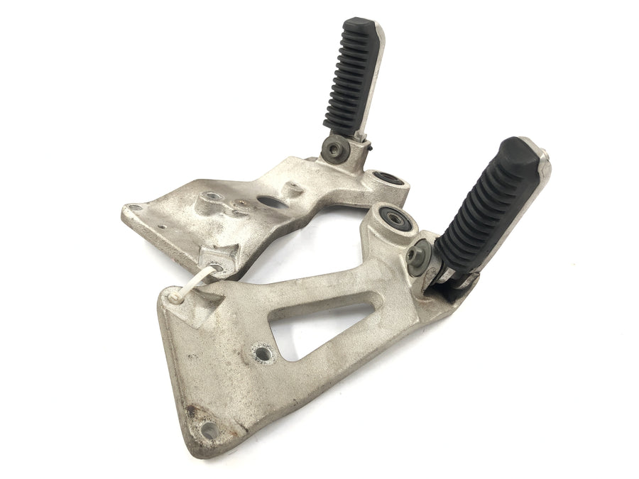 Suzuki GSX R 1100 GV73B [1990] - Pediatric footrests on the left and right with holder