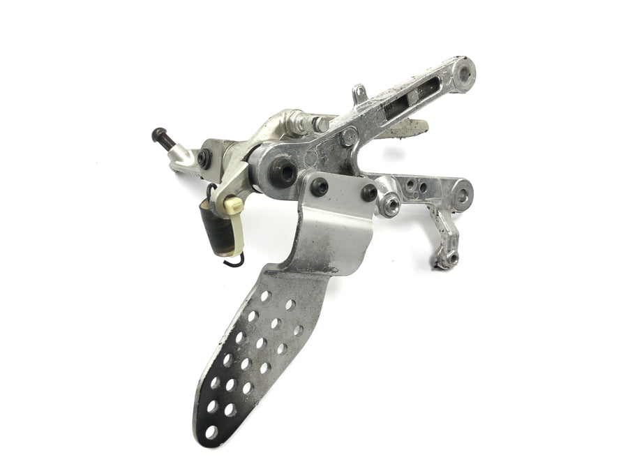 Yamaha YZF R1 RN04 [2001] - Footrest system, driver's footrest on the right with brake pedal