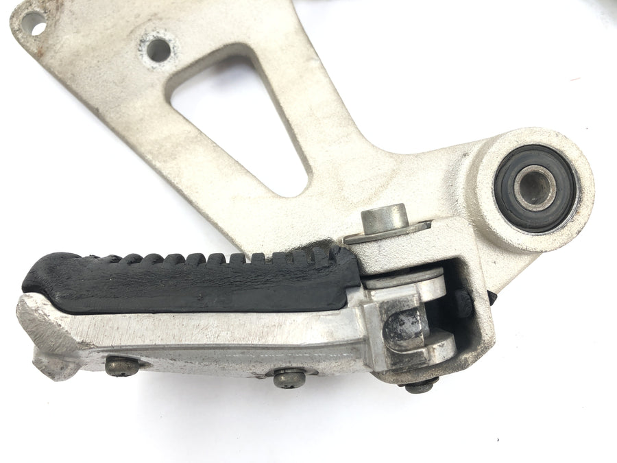 Suzuki GSX R 1100 GV73B [1990] - Pediatric footrests on the left and right with holder