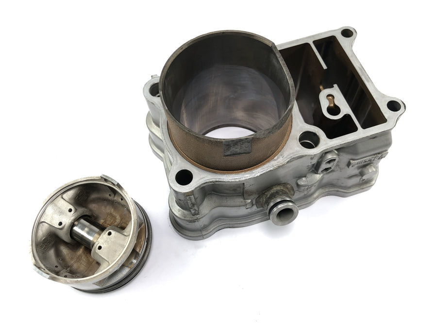 Honda XRV 750 Africa Twin RD04 [1990] - Cylinder with rear piston