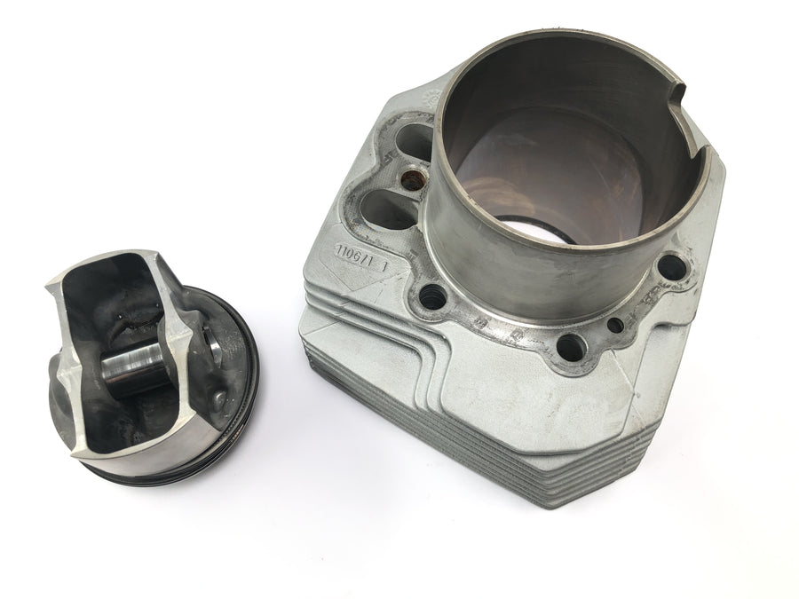 Moto Guzzi V11 Sport [1999] - cylinder with piston on the left