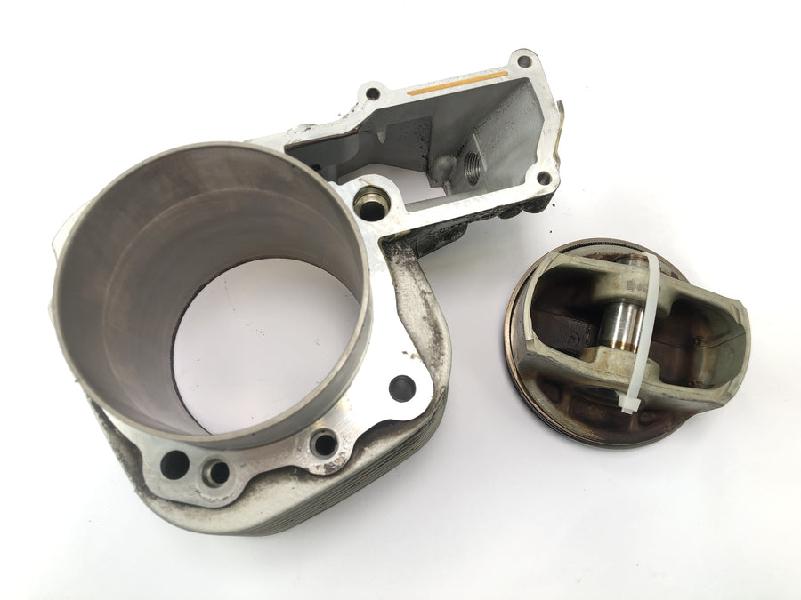 BMW R 1150 GS R21 [2002] - cylinder with piston on the right