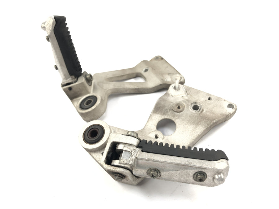 Suzuki GSX R 1100 GV73B [1990] - Pediatric footrests on the left and right with holder