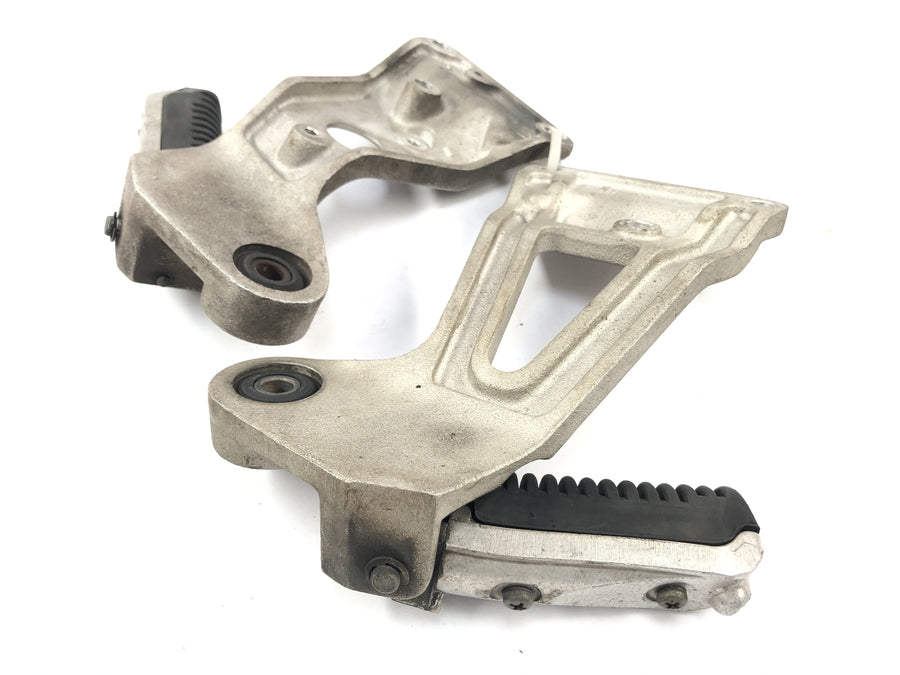Suzuki GSX R 1100 GV73B [1990] - Pediatric footrests on the left and right with holder