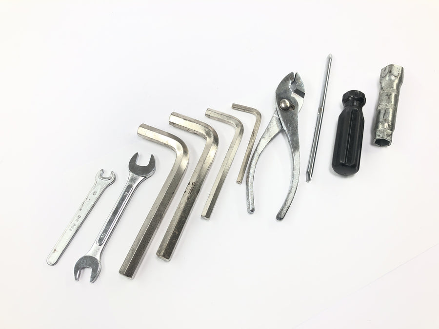Triumph Tiger 955i 709EN [2003] - On-board tools tool bag tool set