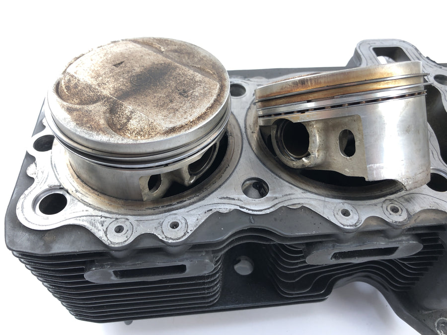 Suzuki GSX R 1100 GV73B [1990] - cylinder with pistons