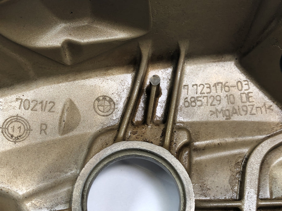 BMW R 1200 GS Adventure R12 [2012] - valve lid on the right