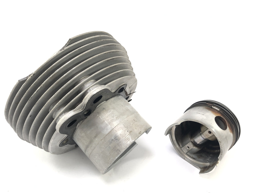 Moto Guzzi V7 Special [1971] - Cylinder with piston on the right