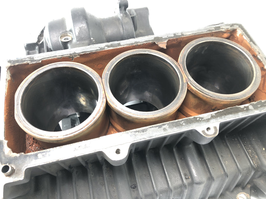 Triumph Daytona 900 T300 [1996] - Engine block crankcase cylinder block with pistons