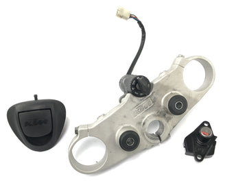 KTM 690 SM Prestige [2007] - fork bridge at the top with ignition lock ignition lock cover