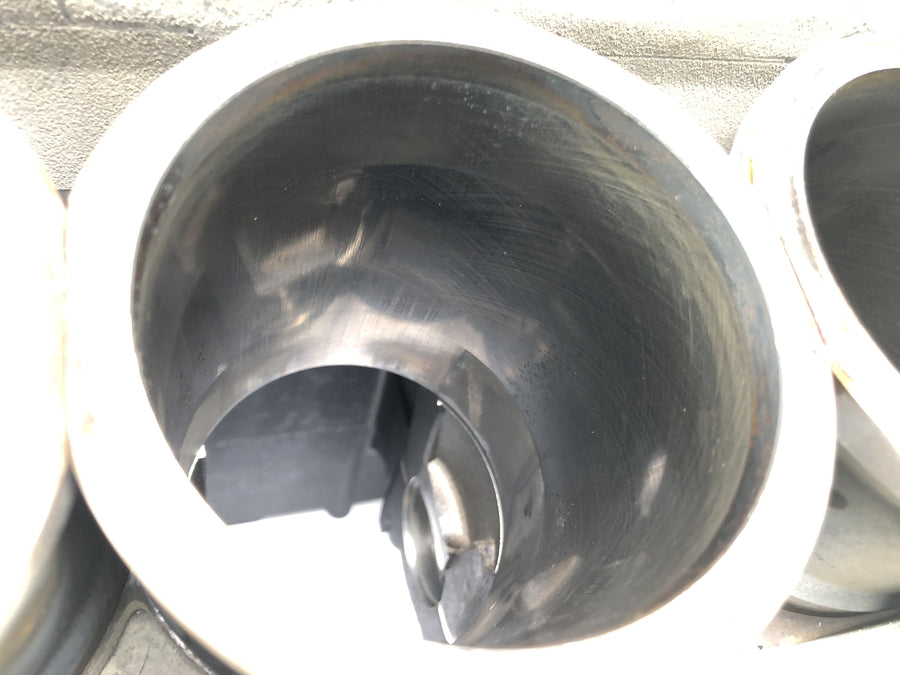 Triumph Daytona 900 T300 [1993] - Motor housing empty housing with running sockets and pistons