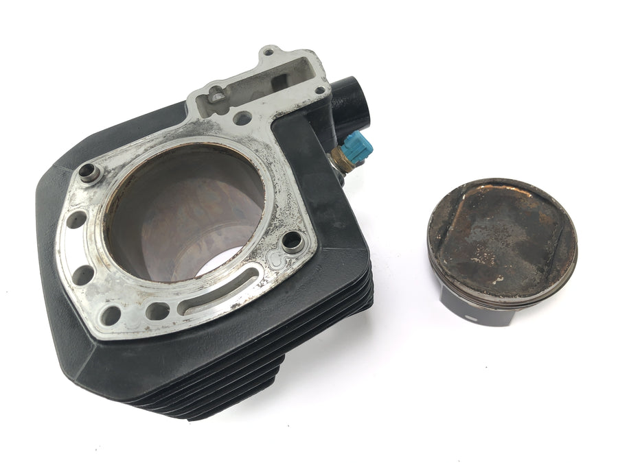 Moto Guzzi Stelvio 1200 8V [2016] - cylinder with piston on the right
