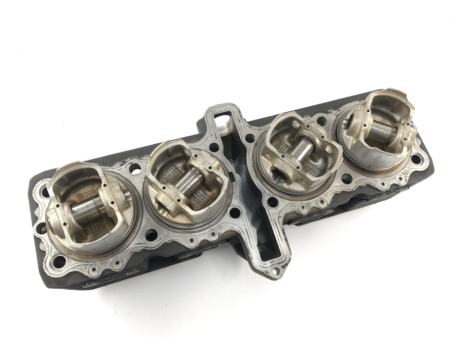 Suzuki GSX R 1100 GV73B [1990] - cylinder with pistons