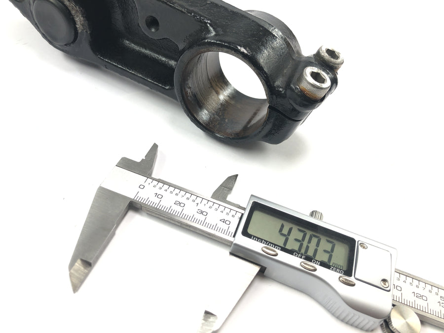 Triumph Tiger 955i 709EN [2003] - lower fork clamp