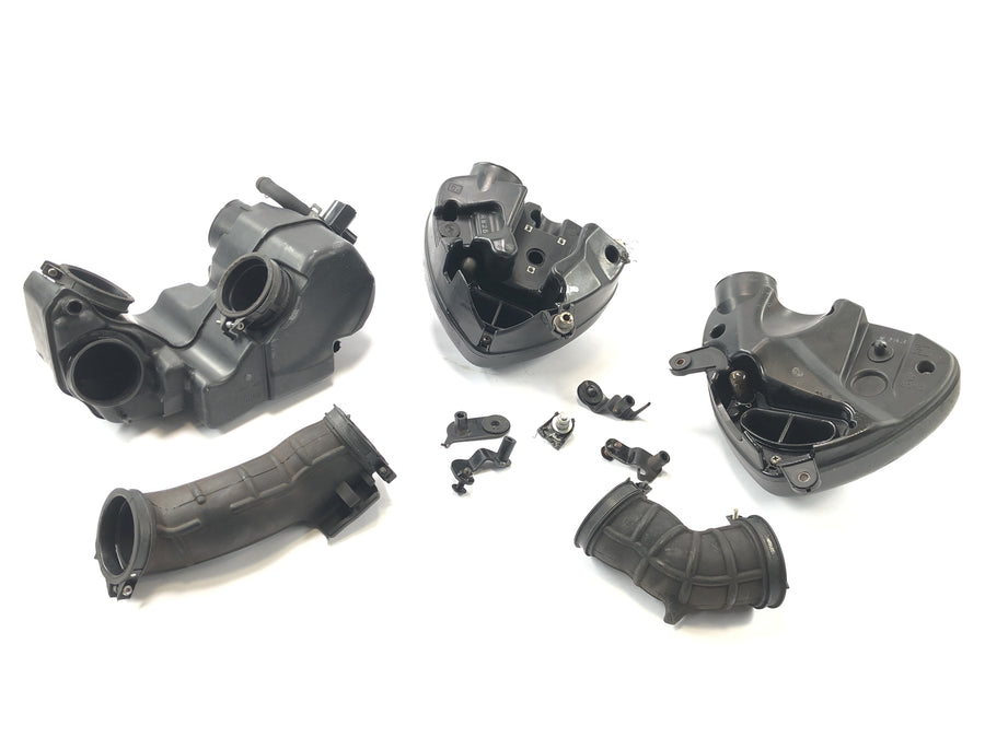 Suzuki VZ 1500 WVCU [2011] - Air filter box airbox air filter housing intake box