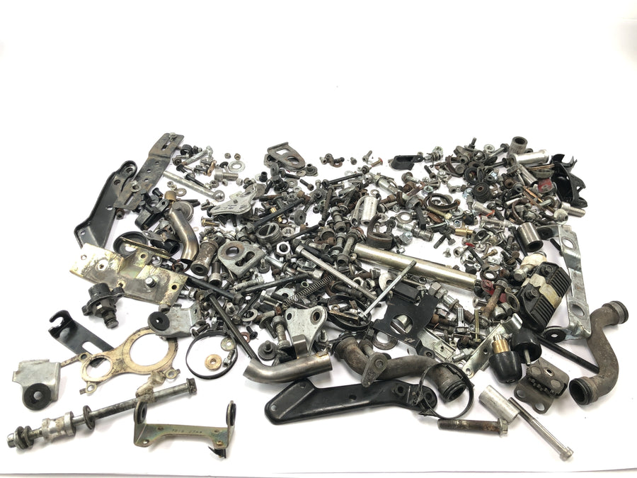 Suzuki GSX R 1100 GU74C [1987] - remaining parts and screws mixed lot of small parts