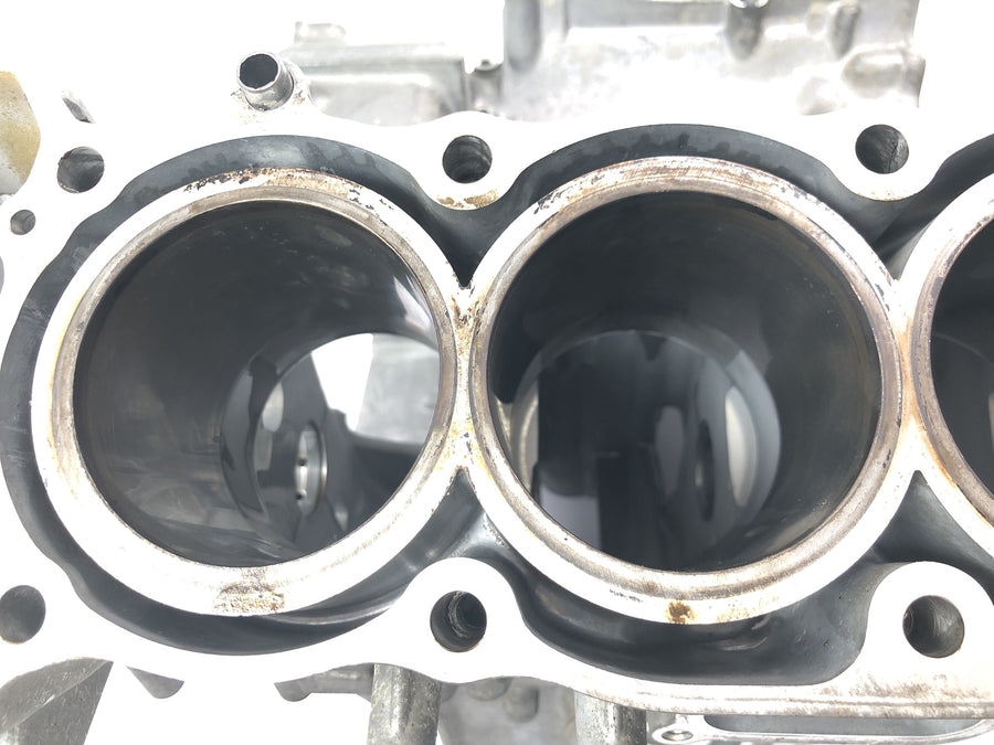 Honda CBR 900 RR Fireblade SC33 [2000] - Engine block crankcase with pistons