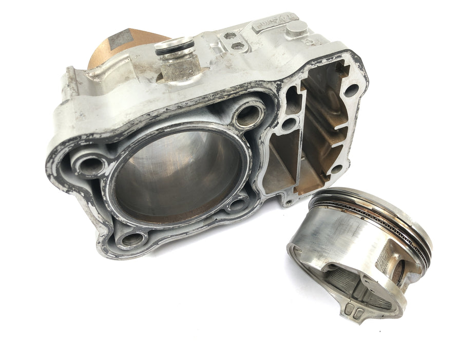 Honda XRV 750 Africa Twin RD04 [1990] - Cylinder with rear piston