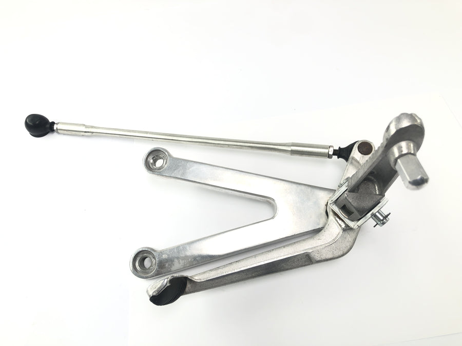 Yamaha YZF R1 RN01 [1998] - Driver's footran on the left with switching linkage lever footrest