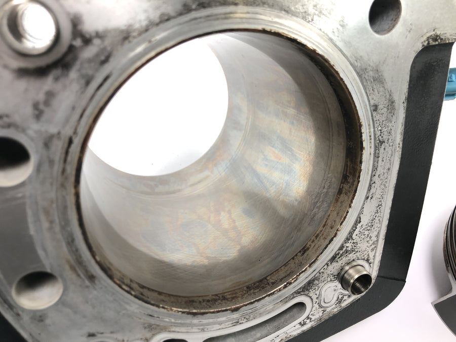 Moto Guzzi Stelvio 1200 8V [2016] - cylinder with piston on the right