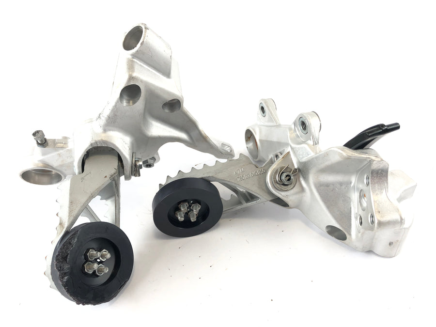 Husqvarna 701 Supermoto [2019] - Footrests right and left with holder