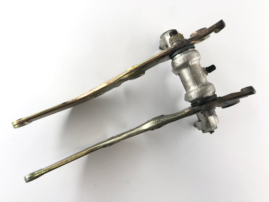 Triumph Daytona 1200 T300D [1995] - Mounting spring strut linkage